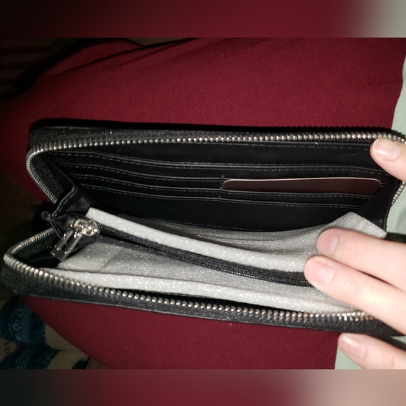 G by GUESS black Tully zip around wallet - Picture 7 of 14